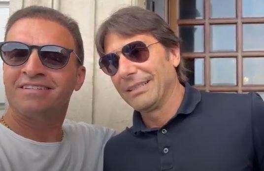 Sky - Conte in hotel a Napoli, che entusiasmo: foto e selfie coi tifosi 