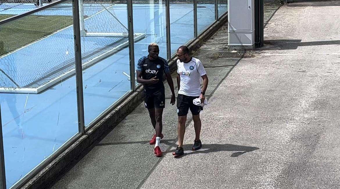 VIDEO - Osimhen è ancora ai box: dopo la palestra colloquio col dott. Canonico