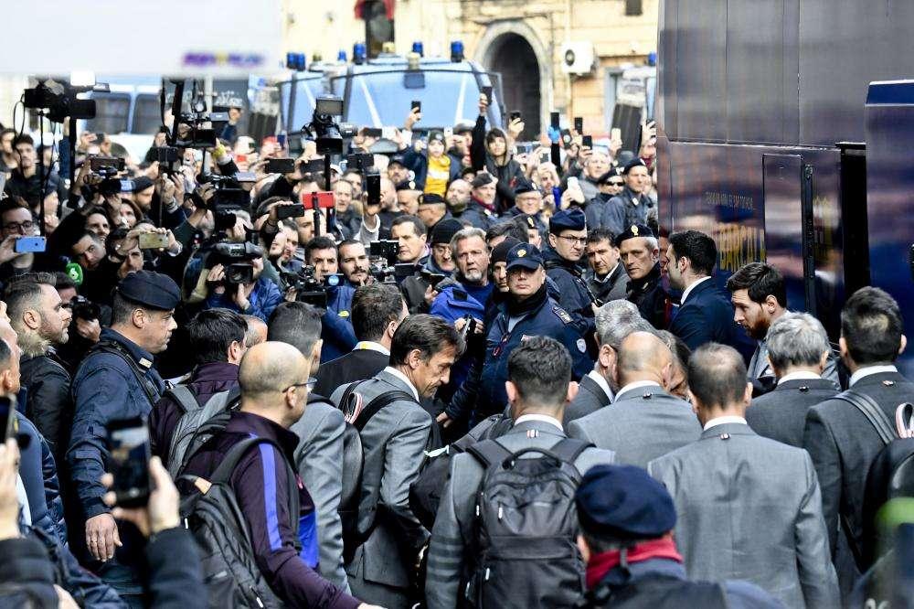 Allarme Coronavirus, a Napoli controlli anche a giocatori Barcellona: la procedura seguita