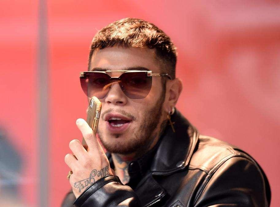 Milan, scontro Emis Killa-Boban: "Il mio inno una caduta di stile? Lui una faccia di mer*a"