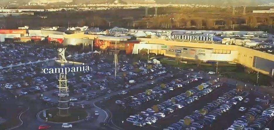 Paura al centro commerciale Campania: crollata parte di una controsoffittatura