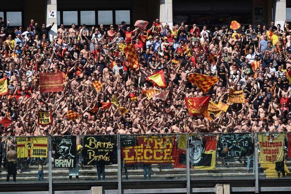 Gazzetta - Vergogna a Lecce: cori per l'assassino di Raciti ed insulti allo staff di Ancelotti