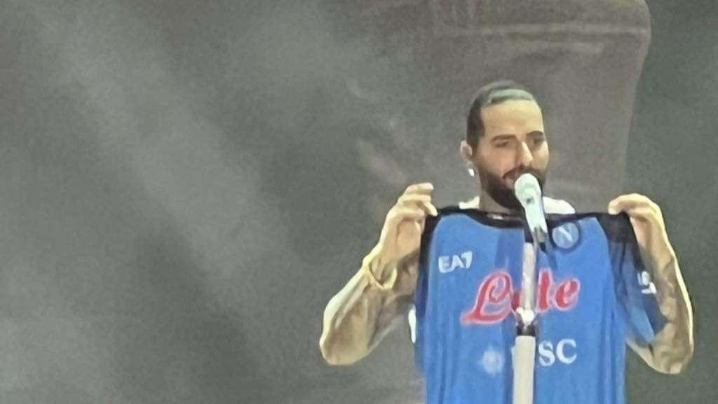 FOTO - Maluma in concerto all’Arena Flegrea: la pop star con la maglia del Napoli