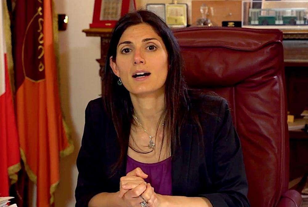Roma, pugno duro della Raggi: multe fino a 500 euro per chi getta per terra mascherine