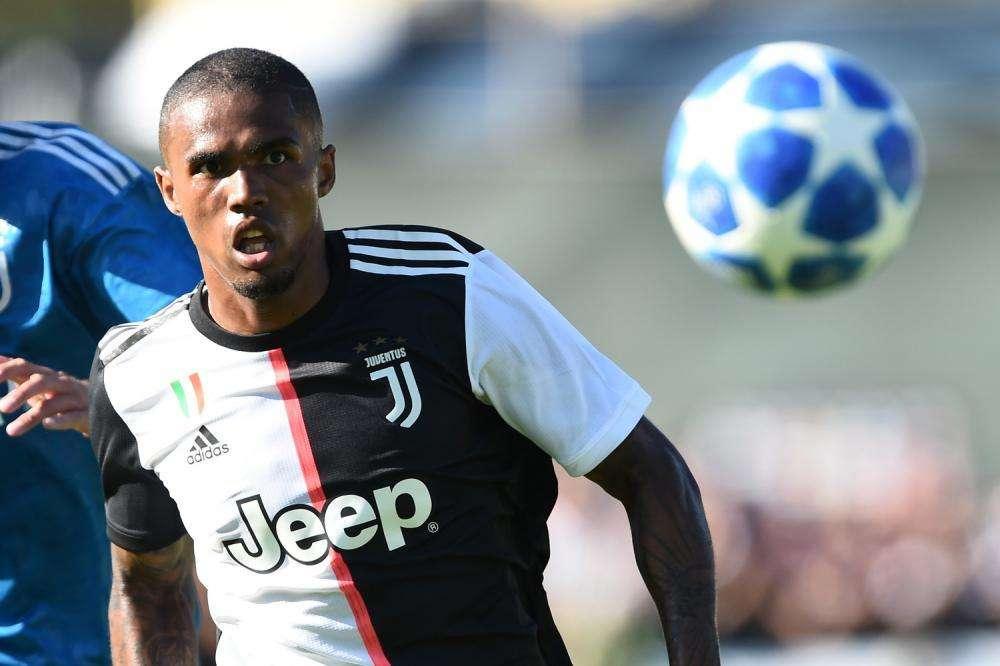 VIDEO - La scorrettezza di Douglas Costa diventa virale: esultanza sotto al settore ospiti al 4-3