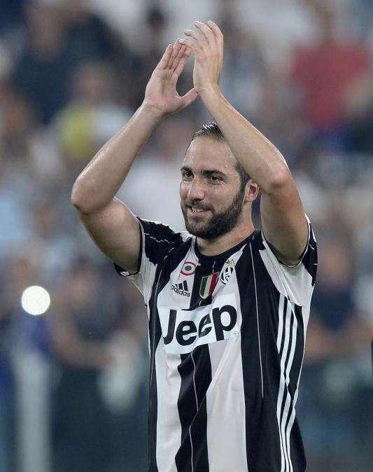 Retroscena Higuain - Il Pipita e la nostalgia di Starace a Torino: "Ma qui non c'è nessuno che porta un caffè?"