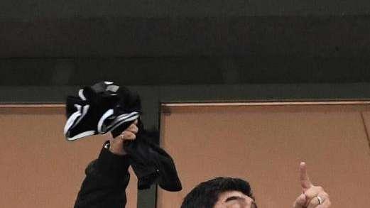 VIDEO - Maradona scatenato: il campione torna a Rosario e l'accoglienza è da brividi