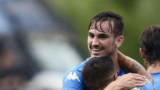 Il commento della SSC Napoli: "Il bianco e nero del Friuli si colora d'azzurro! La prima notte di Fabian ed ora il red carpet di Parigi..."