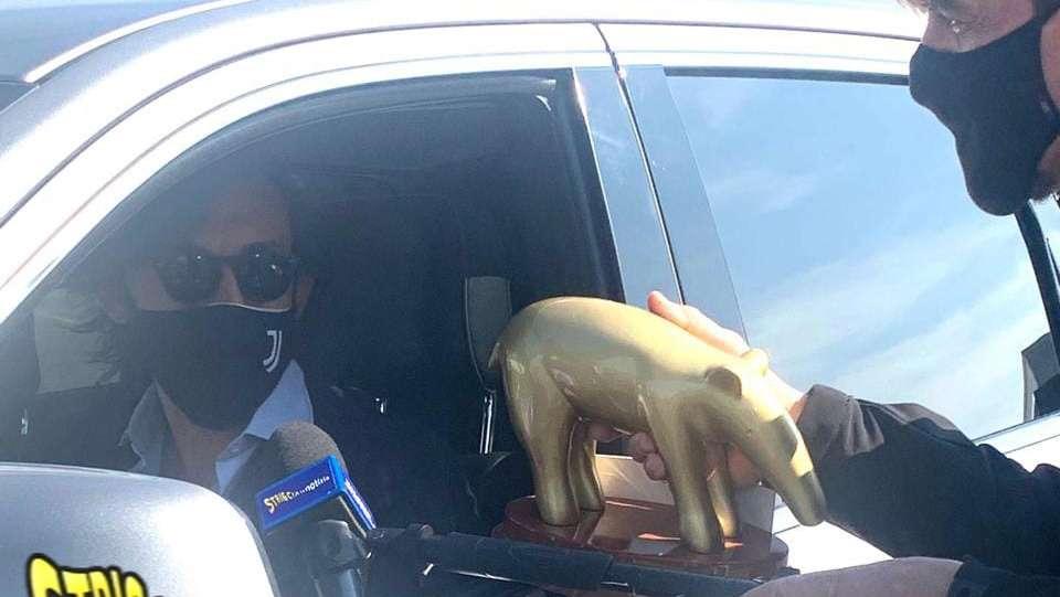 Striscia cavalca l'onda social juventina: Tapiro d'Oro gigante al pm Santoriello