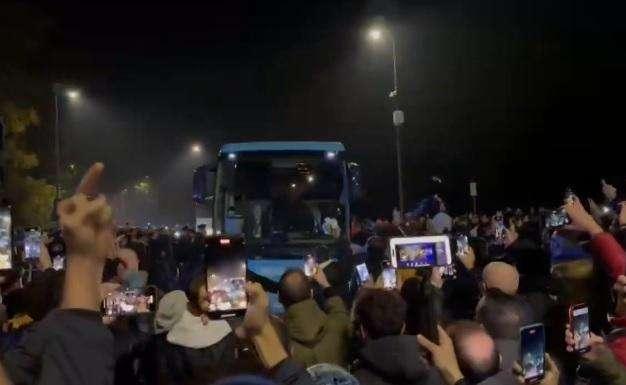 Inter-Napoli, cori e offese per l'ex Lukaku: l'arrivo dei pullman a San Siro