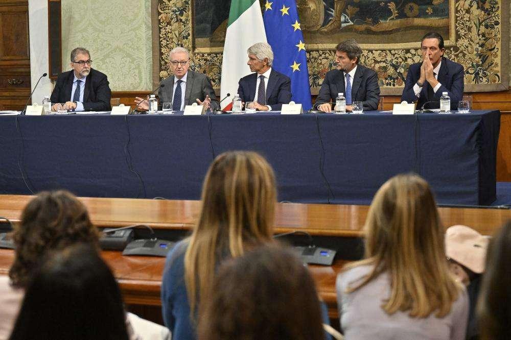 Il ministro Abodi a Caivano: "In tempi brevi una carta dei doveri"