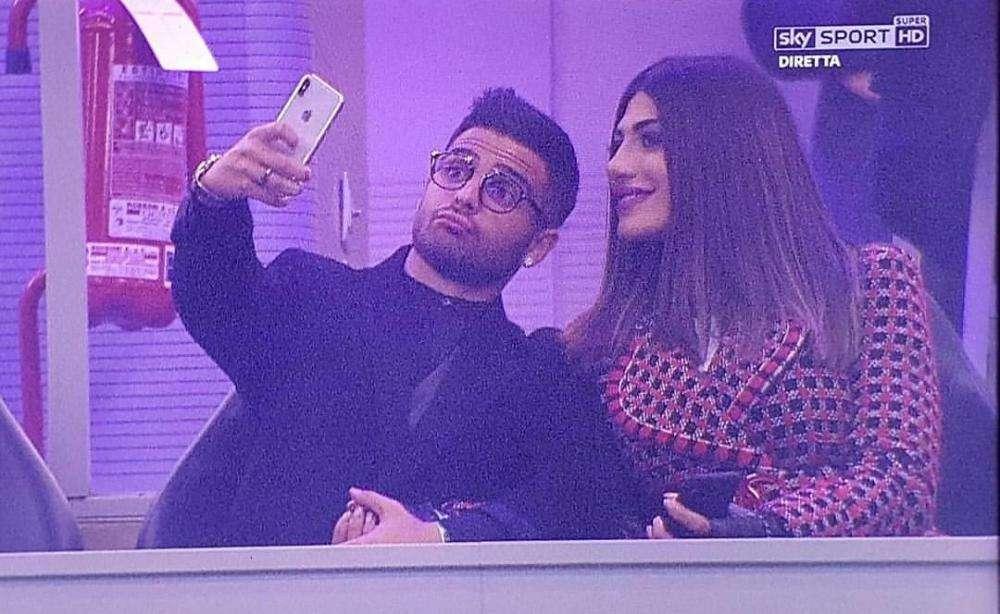 FOTO - Insigne, selfie con la moglie a San Siro durante Inter-Roma: serata di relax per l'azzurro