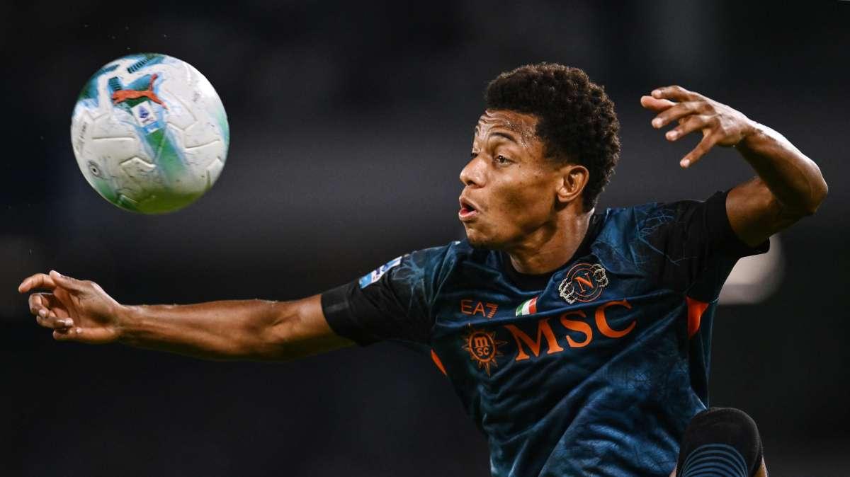 Ennesimo cambio per il Napoli: esce dopo una buona prestazione Neres 