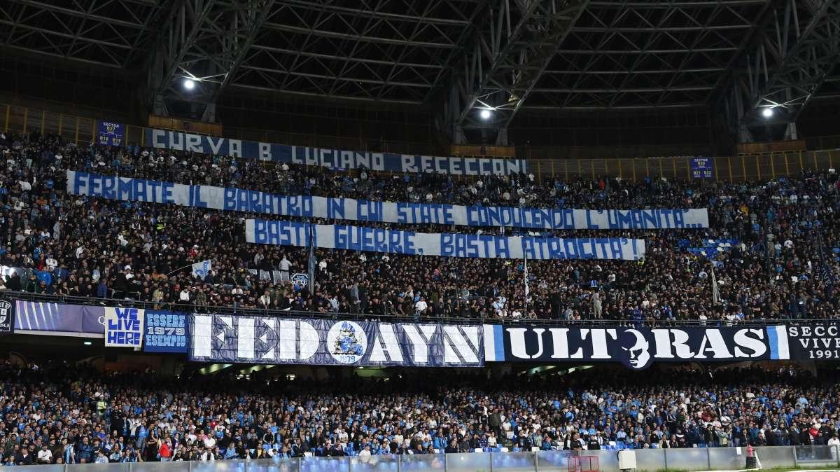 "Basta guerre, basta atrocità!" lo striscione esposto dalla Curva B al Maradona