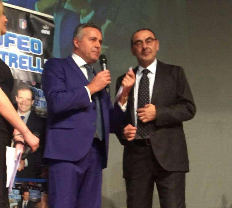 A Sarri il premio Maestrelli: "Napoli unica, pure l'umore dipende dal Napoli! Scudetto? Con la testa pesante non abbiamo possibilità. Milan? Mancava l'ok di Berlusconi"