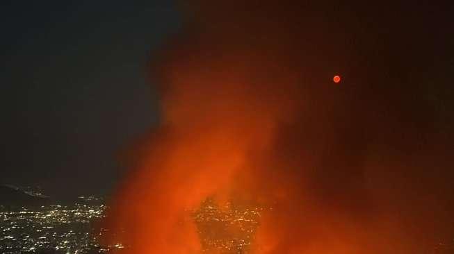 Vesuvio, prosegue l'allerta: si lavora ancora per spegnere le fiamme