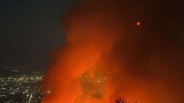 Incendio sul Vesuvio: fiamme altissime alle pendici e rischio evacuazione