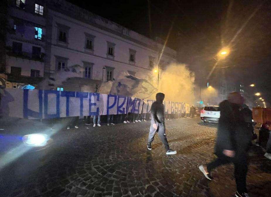 Insigne e Koulibaly incontrano i tifosi all'esterno dell'albergo: confronto con gli ultras