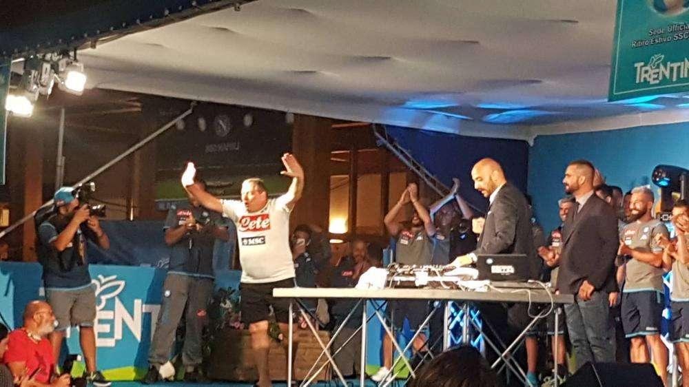 VIDEO - Tommy Starace scatenato: balla con Mertens e Tonelli con "A far l'amore comincia tu"
