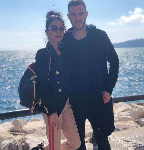 FOTO - Veretout in città, passeggiata sul lungomare con Sabrina. I tifosi azzurri: "Vi vogliamo a Napoli"