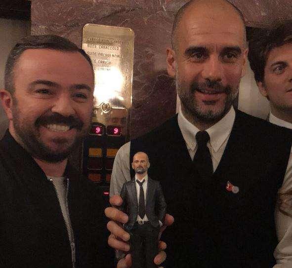 VIDEO - Statuina "presepiale" per Guardiola, lui: "Mi assomiglia? Come è bella!" 