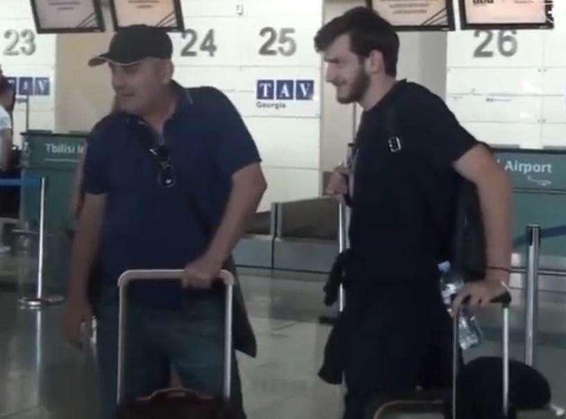 VIDEO - Kvaratskhelia in volo verso l'Italia: l'imbarco del neo azzurro