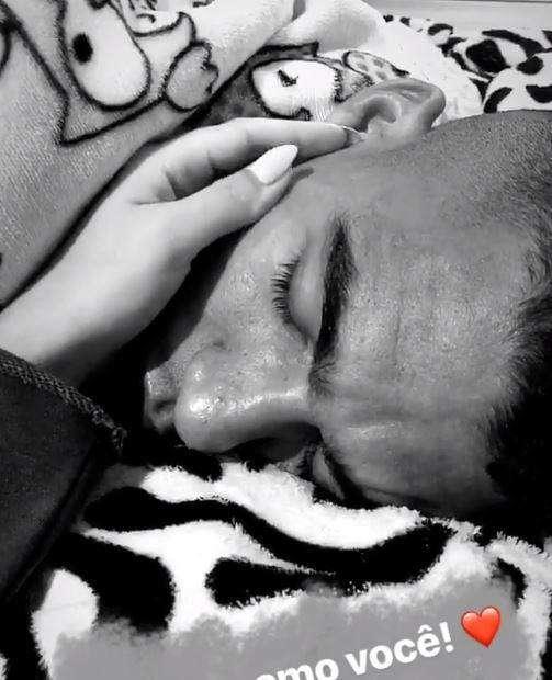 VIDEO - Serata di coccole per Allan, il tenero messaggio della compagna: "Come ti amo!"