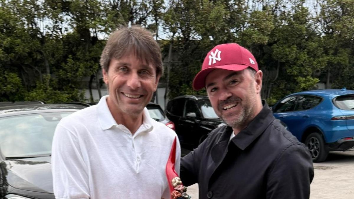 Corno rosso e rito anti malocchio per Conte a Castel Volturno: "Dovevi portarmelo prima"
