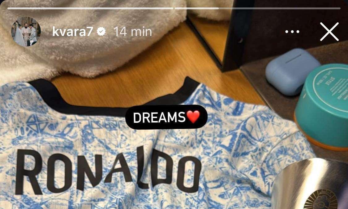 Ottavi e non solo, Kvara realizza il suo sogno: porta a casa anche la maglia di CR7