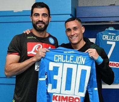 FOTO - Nel pre-partita Albiol ha consegnato la maglia delle 300 presenze all'amico Callejon