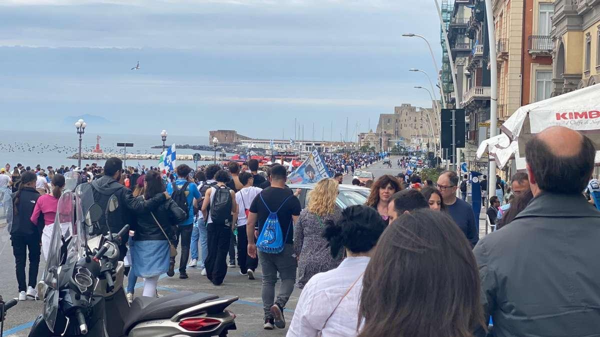 VIDEO - Una marea azzurra invade il lungomare: tifosi pronti ad esplodere