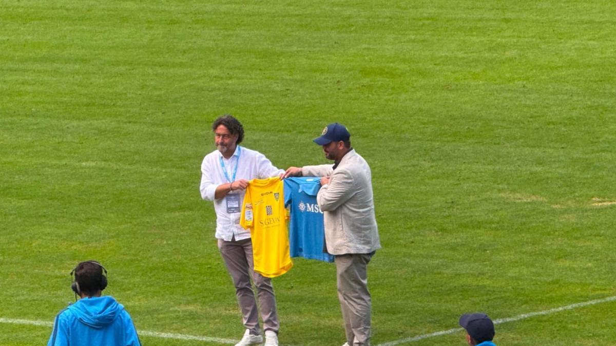 Napoli-Carrarese, scambio di maglie tra dirigenti all'intervallo