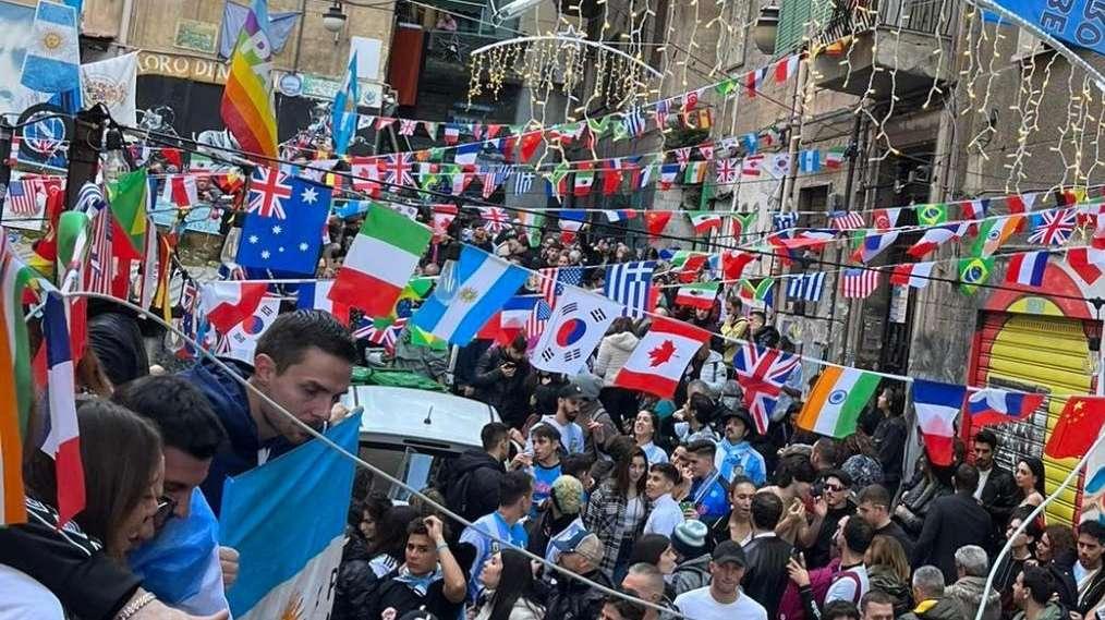 FOTO - Il corteo argentino arriva al Murales Maradona