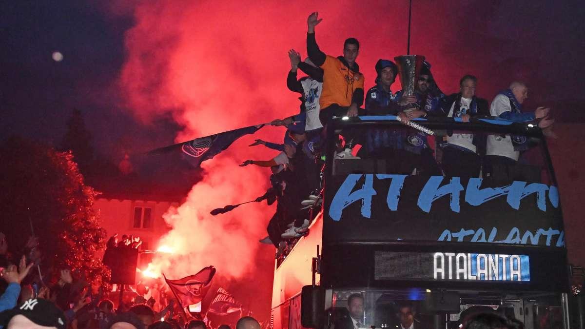 Bergamo in delirio per l'Atalanta: sfilata della squadra sul pullman scoperto