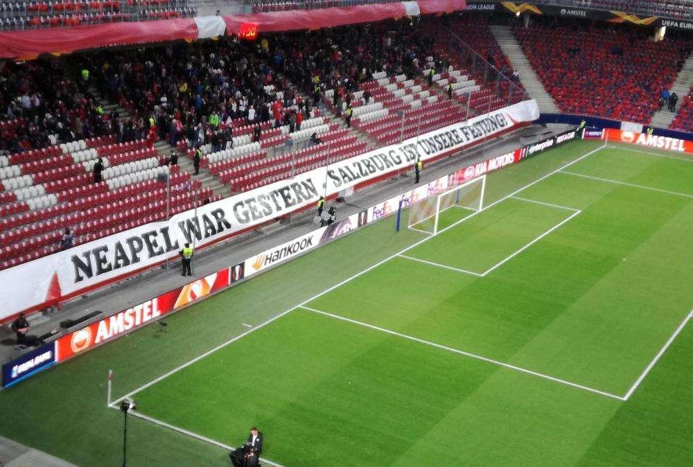 VIDEO - Salisburgo-Eintracht rinviata per allarme uragano: tedeschi in trasferta vanno a vedere l'hockey