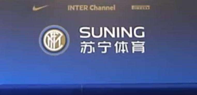 FOTO - La tv di Suning presenta Inter-Napoli con Messi: l'ombra della Pulce sul Duomo