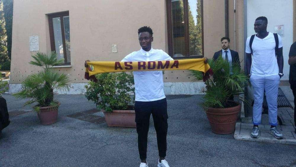 FOTO - Primo giorno di Diawara alla Roma: subito scatto con la nuova sciarpa