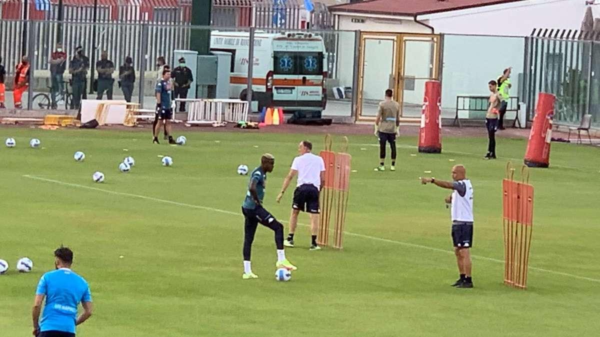 FOTO - Lavoro extra per Osimhen: da solo in campo con lo staff per l'attacco alla profondità