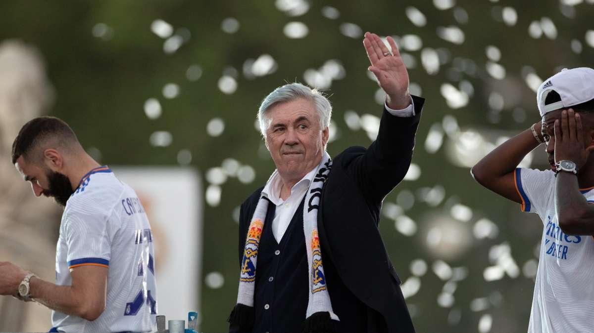 VIDEO - Il balletto con Vinicius, lo scherzo a Benzema e la foto col sigaro: Ancelotti mattatore a Madrid