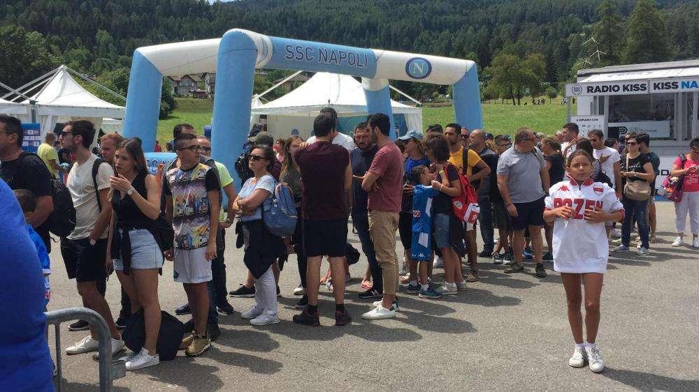 FOTO&VIDEO TN - Quanti tifosi a Dimaro: preso d'assalto lo store all'esterno del campo