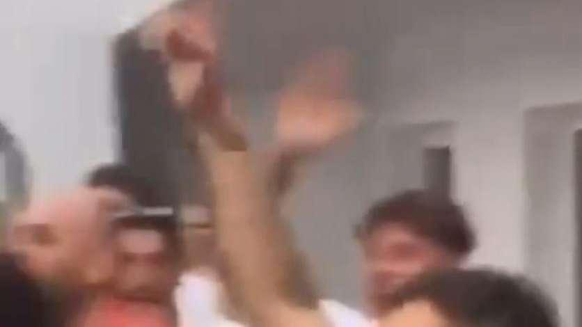 VIDEO - Bufera social, Zalewski a Ibiza canta cori anti Napoli con i romanisti: "Vesuvio erutta"