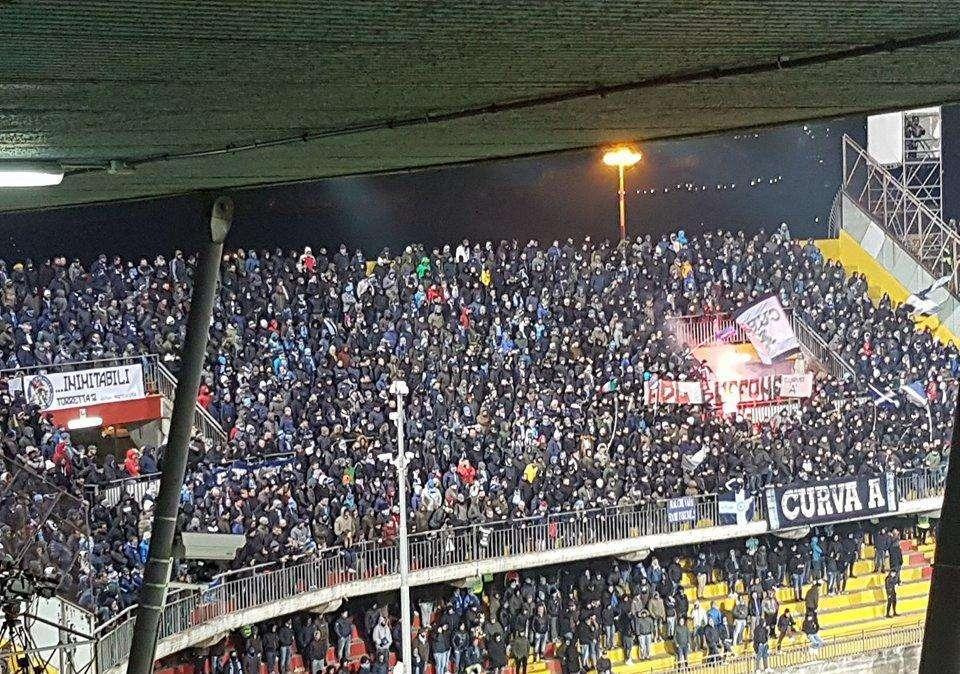 FOTO TN - "ADL buffone!": la Curva B invade Castel Volturno, mentre la A attacca il patron