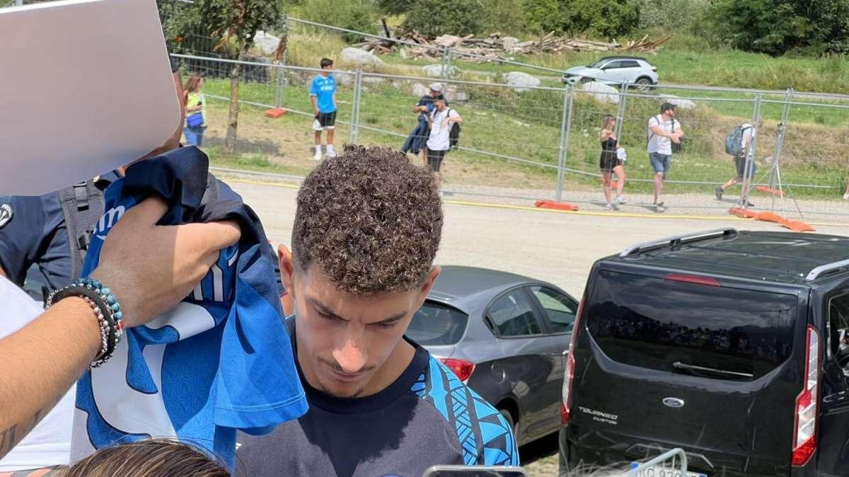 FOTO - Solito bagno di folla dopo l'allenamento: 4 azzurri a firmare gli autografi