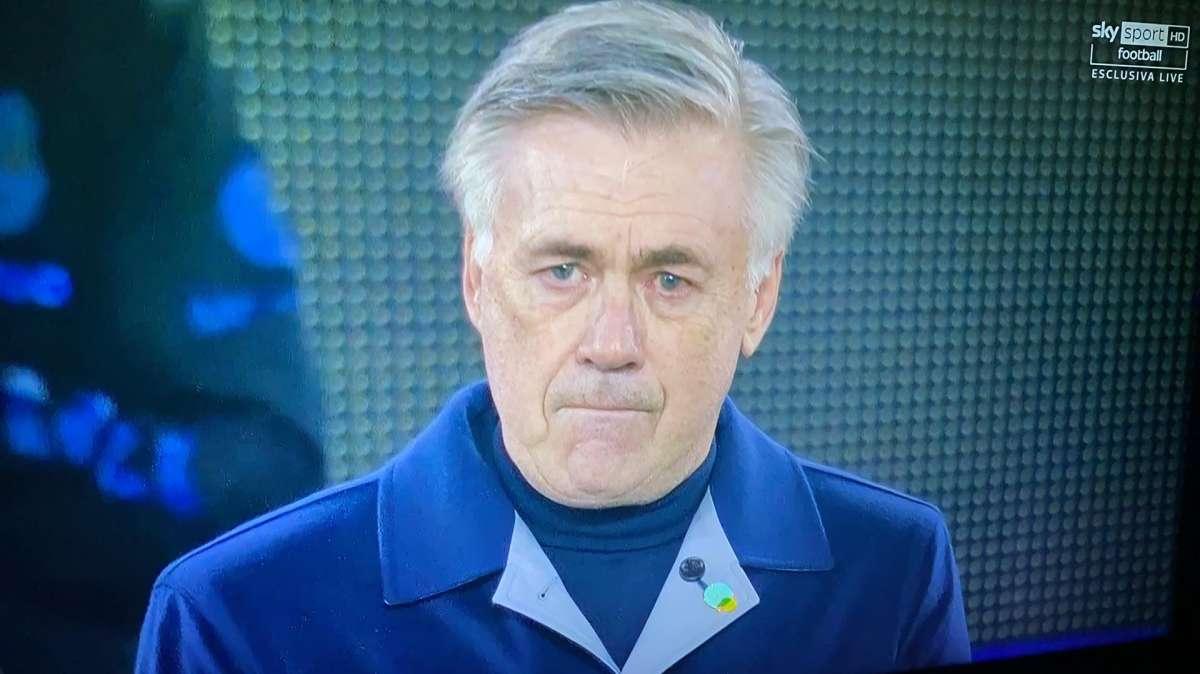 FOTO - Ancelotti in lacrime, troppo forte l'emozione nel minuto di silenzio per Diego