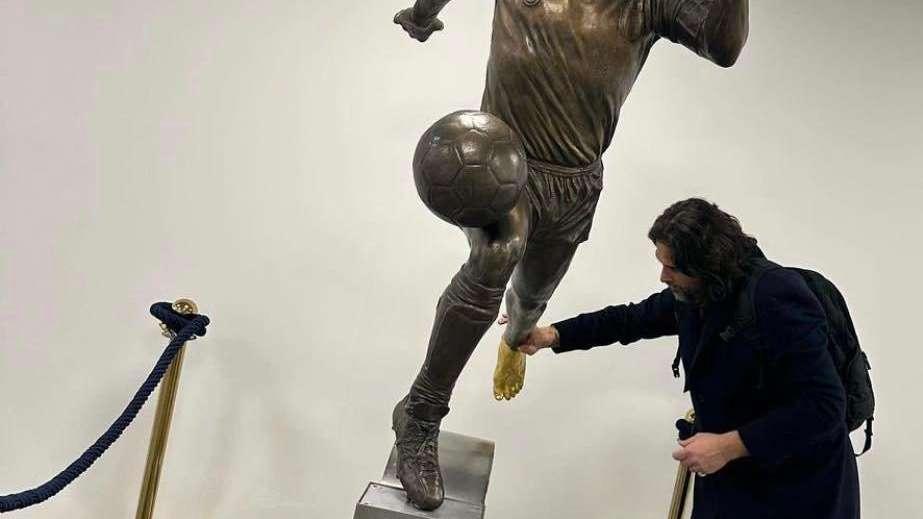 FOTO - Adani omaggia Maradona: splendido scatto mentre tocca il piede sinistro della statua 