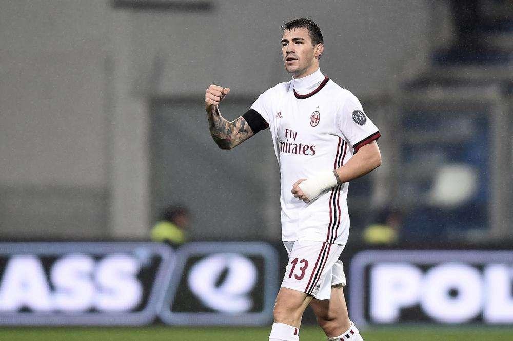 Il Milan accorcia nel recupero: Romagnoli pesca il jolly e batte Reina dalla distanza