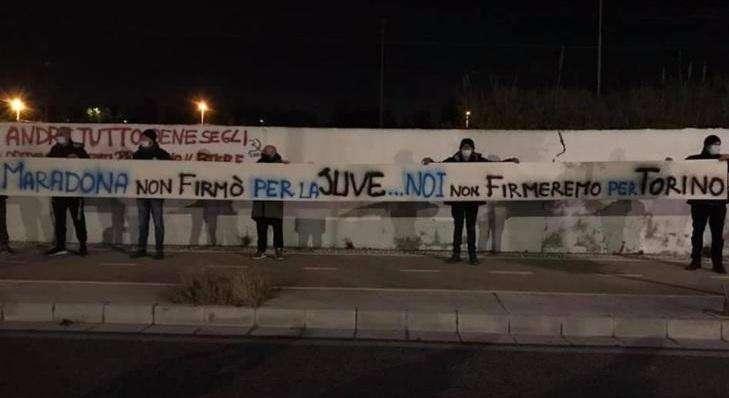 FOTO - Lo striscione degli operai della Meridbulloni: "Maradona non firmò per la Juve..."