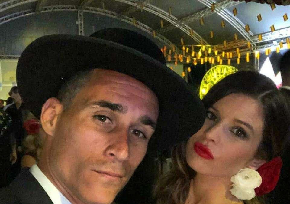 FOTO - Callejon elegantissimo per la festa di Reina: lo scatto in compagnia della moglie