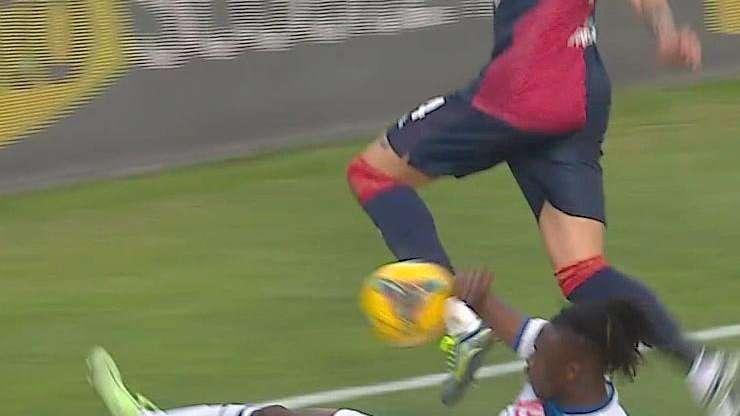 Cagliari, rigore negato con l'Atalanta? Tonolini a Open Var: "Errore di arbitro e Var, era rigore"