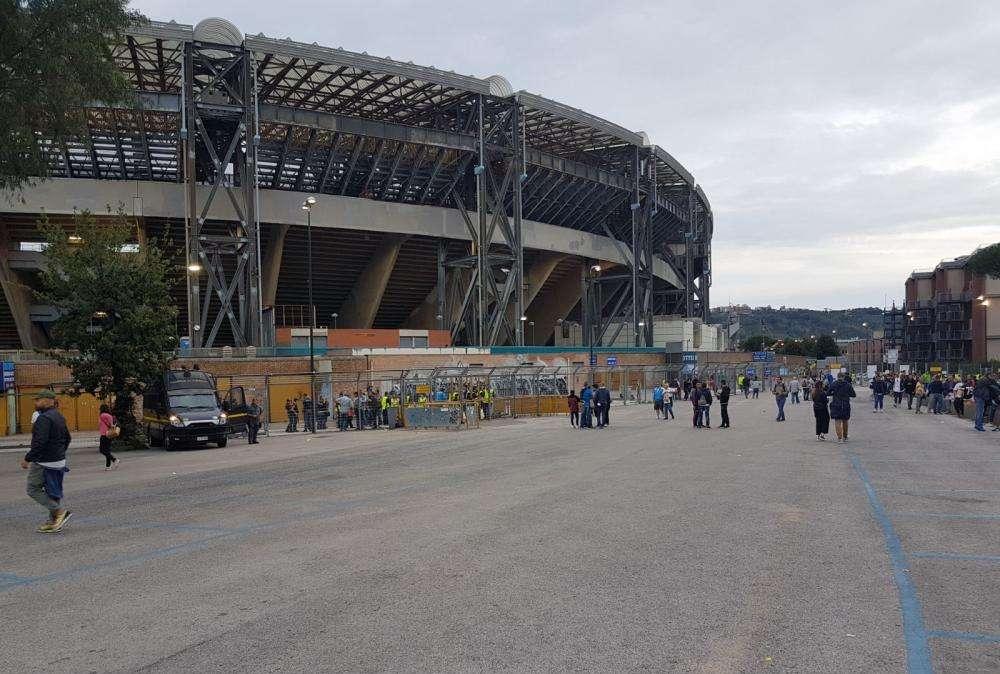 Assurdo al San Paolo: vigili assenti, parcheggiatori abusivi 'colonizzano' l'area disabili/stampa